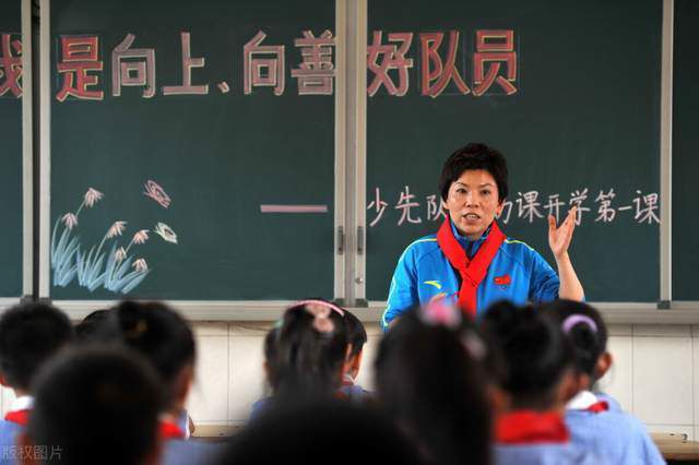 电影《八个女人一台戏》以著名的;香港中环大会堂为背景，借排演一出舞台剧为契机，戏内戏外虚实相生中描摹出一幅热闹的娱乐圈女性众生相